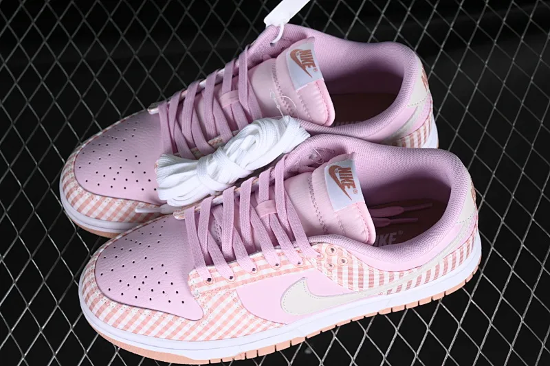 All categories Nk SB Dunk series Nk SB Dunk Low low-top sneakers Nk Dunk Low "Pink Gingham" pink seersucker color SB low-top casual sneakers FB9881-600